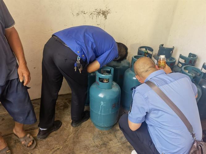 宁远县城管执法局执法人员对全县范围内的瓶装燃气站点开展安全生产